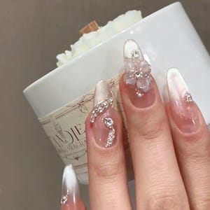 Witte 3D-bloempers op de nagels | Elegante parel nepnagels met Franse punt | Herbruikbare strass-nagels | Nagelkunst bruidsbruiloft | Cadeau voor haar
