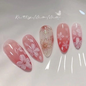 Unhas de pressão de primavera rosa Sakura | Unhas de pétalas de flores | Unhas reutilizáveis com design de arte pintada à mão | Unhas postiças charmosas | Unhas amêndoas premium | Presenteie-a