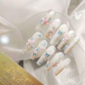 Unhas de pressão de flor de ameixa branca | Unhas de pétalas de flores | Unhas reutilizáveis com design de arte pintada à mão | Unhas postiças charmosas | Unhas premium chinesas | Presenteie-a