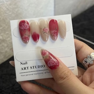Unhas de pressão rosa vermelha | Nail Art premium | Unhas reutilizáveis com charme de outono e inverno | Unhas pintadas à mão puras | Unhas brilhantes com flores | Presente para ela