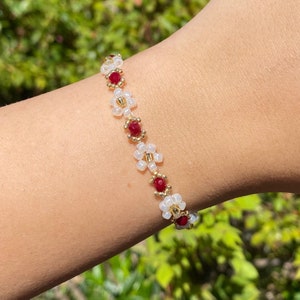 Floral bracelet in white and red | Beaded daisy bracelets | Flower bracelets made of glass beads | Elegant valentines day gift for her