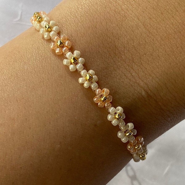 Floral bracelet in peach and beige | Beaded daisy bracelets | Flower bracelets made of glass beads | Elegant valentines day gift for her