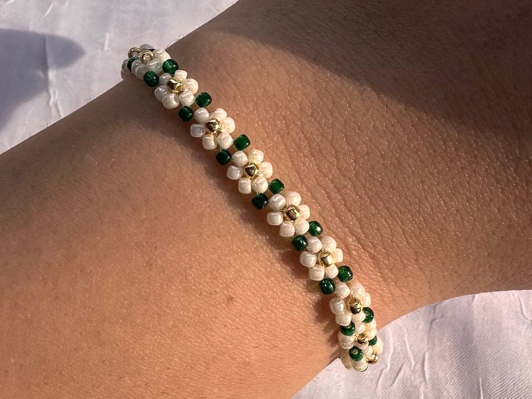 Flower Bracelet in White & Green Beaded Daisy Bracelets Floral