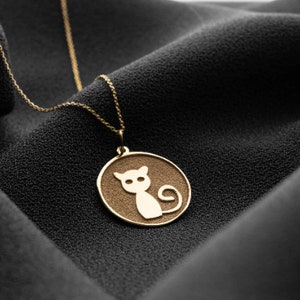 14K Solid Gold Cat  Necklace /Cat Charm Necklace  / Engraved Cat Necklace /Round Cat Necklace