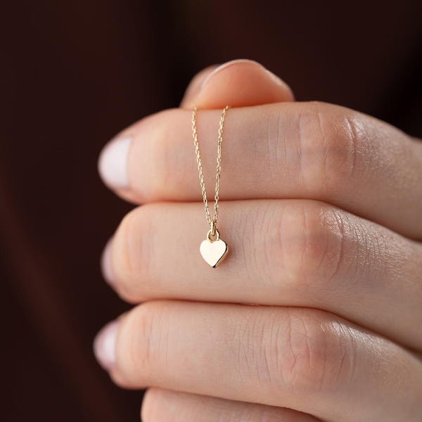 Collar de corazón diminuto de oro macizo de 14 quilates / Collar de corazón sagrado de diseño minimalista / Collar con colgante de corazón delicado / Regalo para ella / Dije de corazón