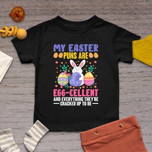 Jeu de mots de Pâques Portez votre sens de l’humour avec notre t-shirt à la carte, notre col rond, notre sweat-shirt ou notre sweat à capuche, notre chemise amusante