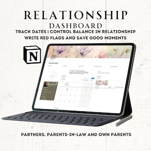 Könnte beinhalten: Ein Laptop mit einer grauen Tastatur und einem Stift. Der Bildschirm zeigt einen Kalender mit dem Wort "Relationship" oben. Der Text "TRACK DATES | CONTROL BALANCE IN RELATIONSHIP WRITE RED FLAGS AND SAVE GOOD MOMENTS" wird über dem Kalender angezeigt. Der Text "PARTNERS, PARENTS-IN-LAW AND OWN PARENTS" wird unter dem Laptop angezeigt.