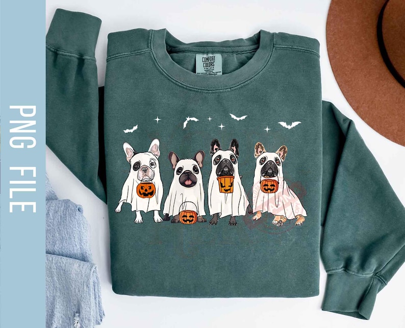 Pu&ograve; includere: Una felpa verde scuro con una grafica di quattro Bulldog francesi vestiti da fantasmi per Halloween. Ogni cane tiene una piccola zucca. Il testo "COMFORT COLORS" &egrave; visibile sull'etichetta.