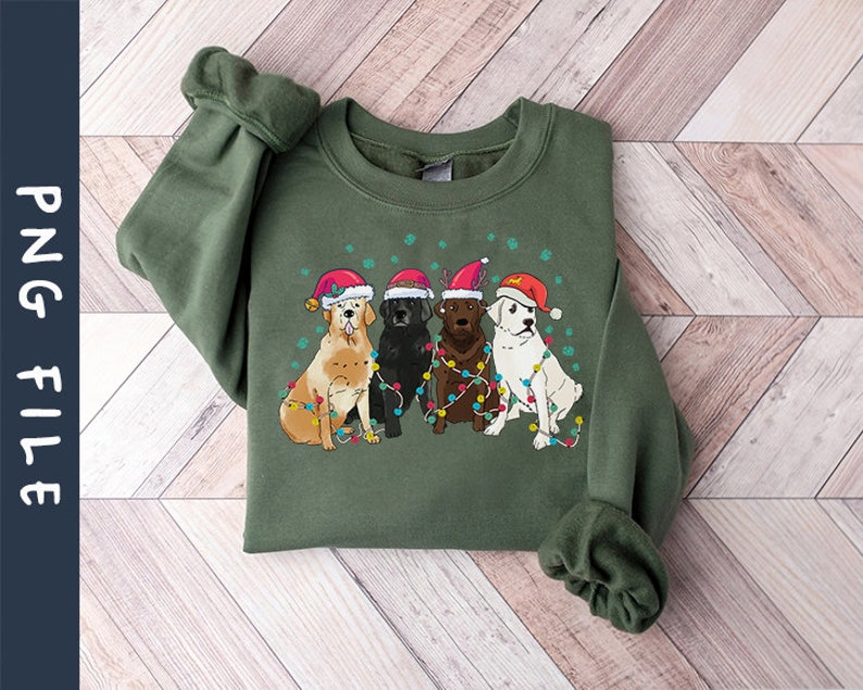 Puede incluir: Una sudadera verde con un dise&ntilde;o navide&ntilde;o que presenta cuatro perros con gorros de Pap&aacute; Noel y rodeados de luces navide&ntilde;as de colores.