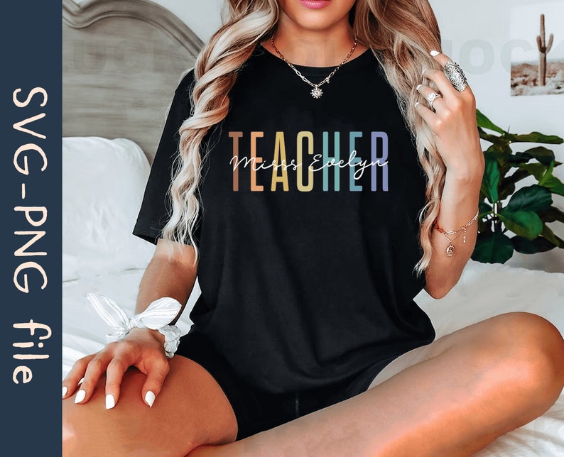 Puede incluir: Una camiseta negra con el texto "TEACHER" en colores arco&iacute;ris y el texto "Miss Evelyn" en blanco debajo.