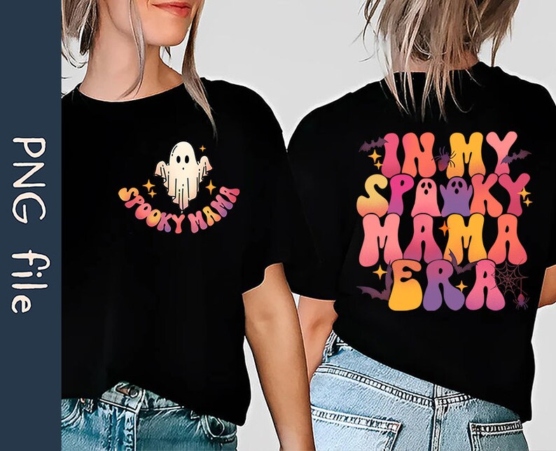 Op de afbeelding: Een zwart T-shirt met een grafisch ontwerp van een spook en de tekst "Spooky Mama" in regenboogkleuren. De achterkant van het shirt heeft de tekst "In My Spooky Mama Era" in regenboogkleuren met een spin, vleermuizen en een spinnenweb.