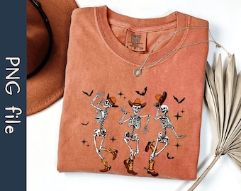 Peut inclure: Un t-shirt couleur pêche avec trois squelettes portant des chapeaux de cow-boy et dansant. Les squelettes sont blancs et les chapeaux sont bruns. Le t-shirt porte l'inscription "Comfort Colors" imprimée sur le devant.