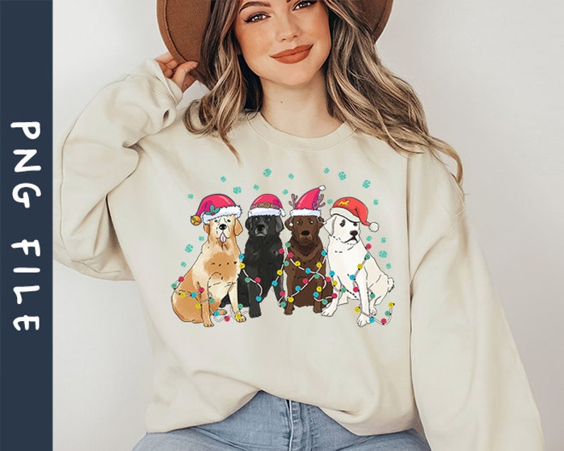 Puede incluir: Una sudadera de color crema con un dise&ntilde;o navide&ntilde;o que presenta cuatro perros con gorros de Pap&aacute; Noel y rodeados de luces de colores.