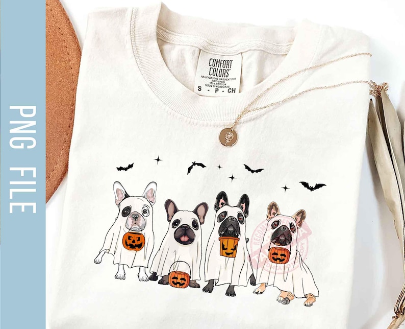 Pu&ograve; includere: Quattro Bulldog Francesi vestiti da fantasmi per Halloween, ognuno con un piccolo secchiello di zucca. I cani indossano costumi da fantasmi bianchi con occhi e bocche neri. Lo sfondo &egrave; una maglietta bianca con un disegno di pipistrello nero.
