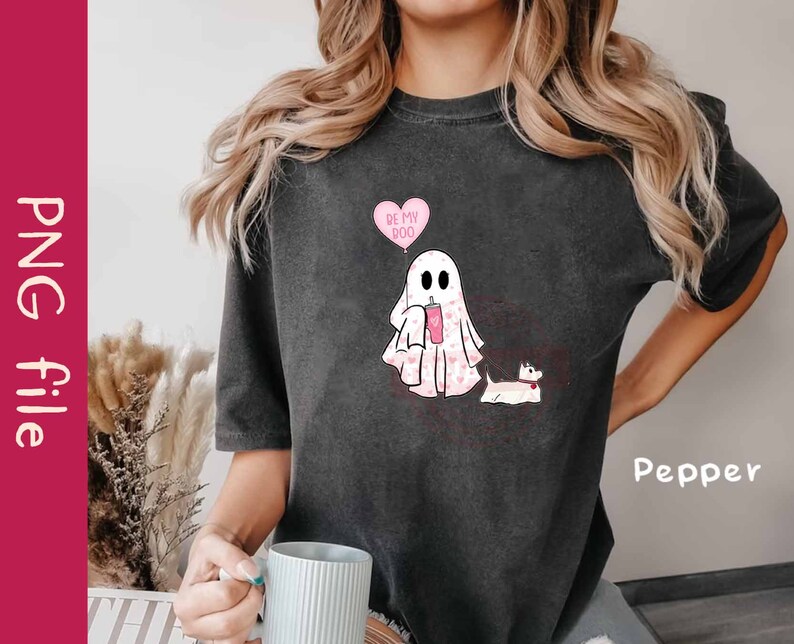 Puede incluir: Una camiseta gris con un fantasma sosteniendo un globo de coraz&oacute;n rosa que dice "Be My Boo" y un perro peque&ntilde;o con corazones rosas en &eacute;l. El texto "Pepper" est&aacute; en la esquina inferior derecha de la camiseta.