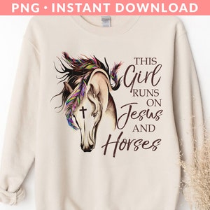 Könnte beinhalten: Ein beiger Pullover mit einer braunen Pferdeillustration und dem Text "This Girl Runs On Jesus And Horses".