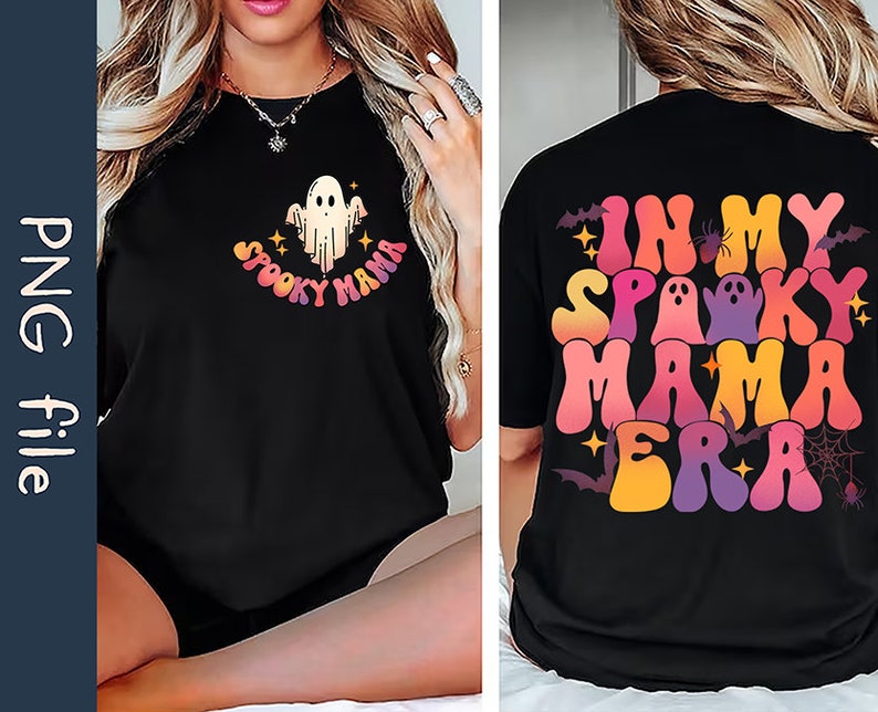 Op de afbeelding: Zwart T-shirt met een kleurrijke "Spooky Mama" afbeelding op de voorkant en "In My Spooky Mama Era" op de achterkant. De afbeelding bevat een spook en vleermuizen.