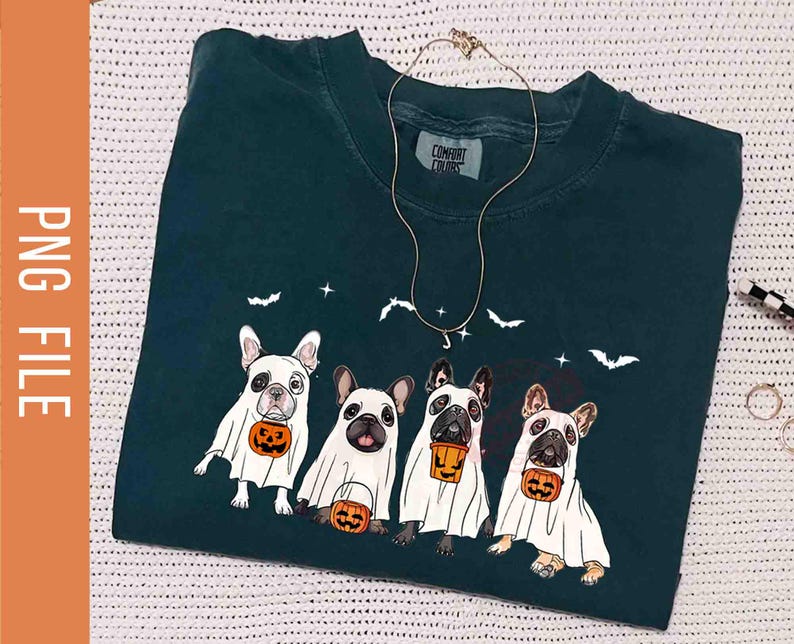 Pu&ograve; includere: Una maglietta blu turchese con una grafica di quattro bulldog francesi vestiti da fantasmi che tengono zucche. Il testo "Comfort Colors" &egrave; stampato sulla maglietta.