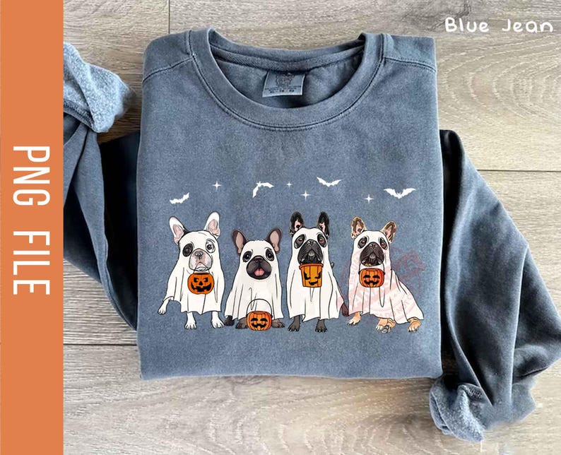 Pu&ograve; includere: Una felpa blu jeans con una grafica di quattro bulldog francesi vestiti da fantasmi che tengono secchi di Halloween. Il testo "Blue Jean" &egrave; nell'angolo in alto a destra dell'immagine.