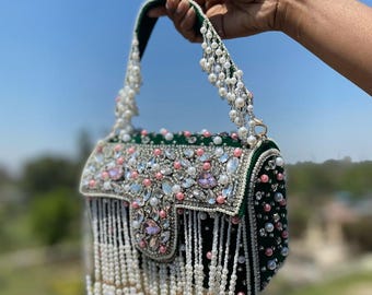 Bolso de mano de terciopelo verde con flecos de perlas / Bolso boho adornado con pedrería / Bolso maximalista para festivales