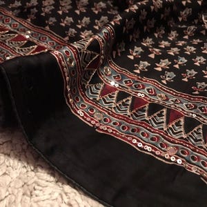 Sari Ajrakh de seda modal pura / Bordado a mano con espejos metalizados y lentejuelas Zari Aari / Diseño de chal