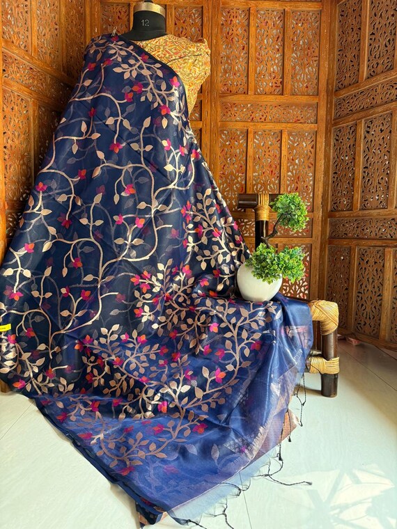 Handloom Jamdani Muslin Saree, Traditional Flower Motif Weave