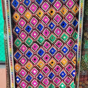 Autentisk handgjord vintage Phulkari broderad halsduk, magnifik spegelblank hippie boho wrap arv mästerverk