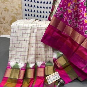 Pode incluir: Exibição de têxteis coloridos. Um apresenta um padrão xadrez branco e rosa, enquanto outro mostra um design magenta e dourado. Os tecidos exibem padrões intrincados e uma rica paleta de cores, sugerindo uma peça de vestuário tradicional.