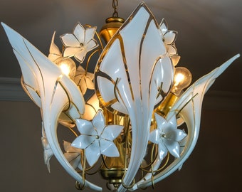 Seltener Vintage-Calla-Lilien-Kronleuchter aus Muranoglas aus den 1960er Jahren. Vintage handgefertigte Glaslampe. Kronleuchter aus Murano-Blumenmessing.