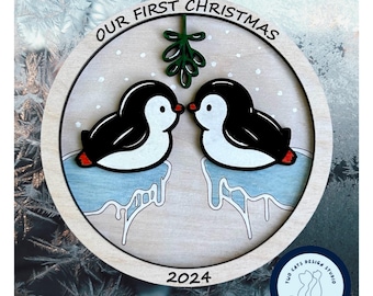 Adorno de pingüino SVG, archivo digital de Navidad, Nuestra primera Navidad SVG, Adorno de recién casados SVG