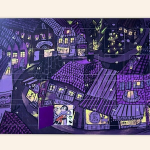 Può includere: Un calendario dell'avvento con un'illustrazione notturna di un villaggio con edifici viola e blu, finestre illuminate e porte numerate. Una porta è aperta, rivelando un personaggio dei cartoni animati che tiene un bicchiere.