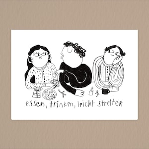 Può includere: Illustrazione in bianco e nero di tre persone sedute a un tavolo. Il testo "essen, trinken, leicht streiten" è incluso. I personaggi sono disegnati in uno stile semplice e fumettistico, con dettagli come abiti a fantasia e piccoli oggetti sul tavolo.