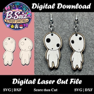 Könnte beinhalten: Eine digitale Laserschnittdatei für Ohrringe, die einen weißen Kodama-Waldgeist mit schwarzen Augen und Mund zeigt. Das Design enthält SVG- und DXF-Dateiformate mit Anweisungen zum Gravieren und anschließenden Schneiden. Das Logo B. Saiz Nerdy Crafting ist sichtbar.