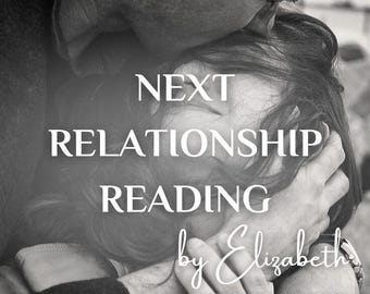 Pode incluir: Fotografia em preto e branco de um casal se abraçando. O texto "NEXT RELATIONSHIP READING by Elizabeth ASTROLOGY VERSION" está sobreposto à imagem.