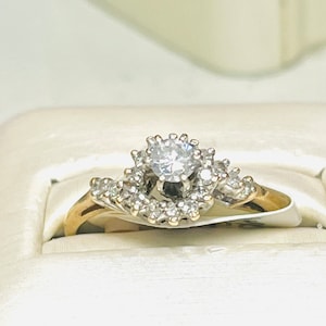 Anillo de compromiso con halo de diamante solitario en oro de dos tonos de 14 k y 0,40 cwt (14199)