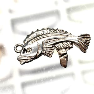 Colgante de plata de ley con dije de lubina negra
