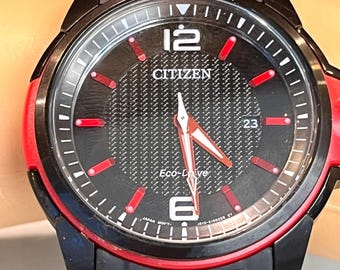 Reloj Citizen Eco-Drive Weekender rojo y negro para hombre