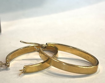 Orecchini a cerchio ovali larghi e leggeri in oro giallo 18 carati