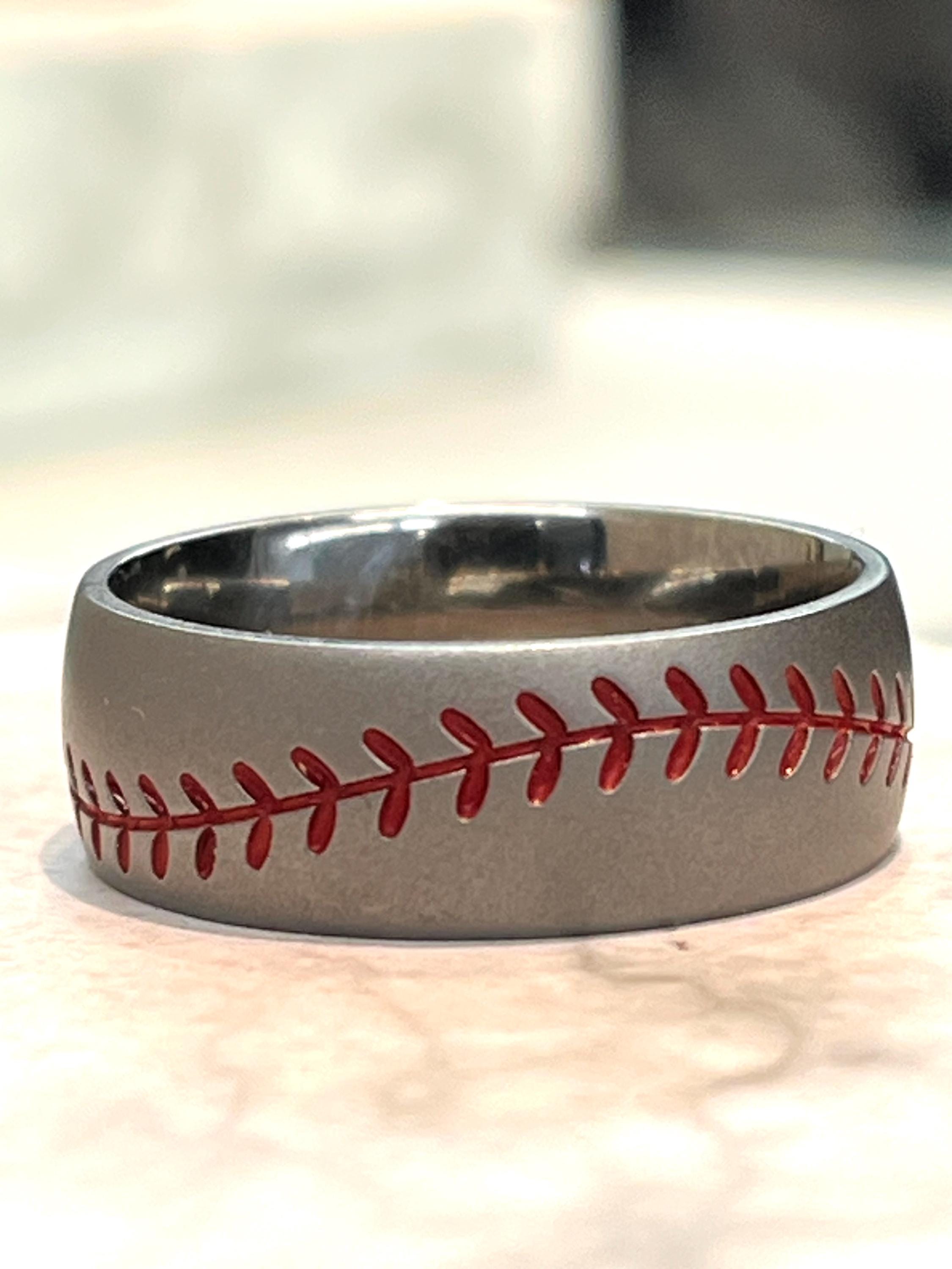 Bague dôme en titane pour homme avec incrustation de points de baseball, finition satinée