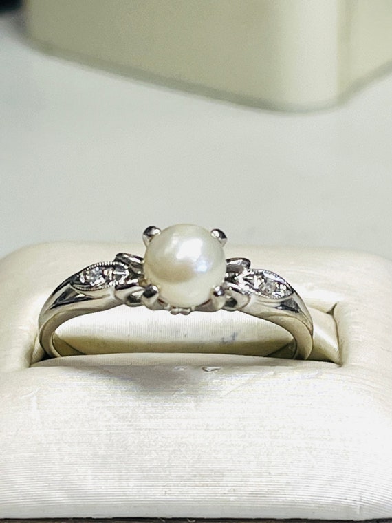 14k While Gold Pearl Ring With Diamond Accent Ring
