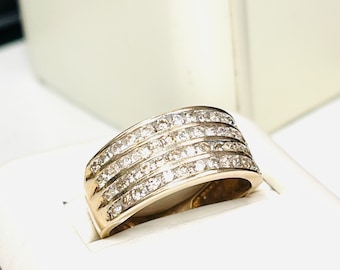Op de afbeelding: Een gouden ring met vijf rijen kleine, heldere diamanten.