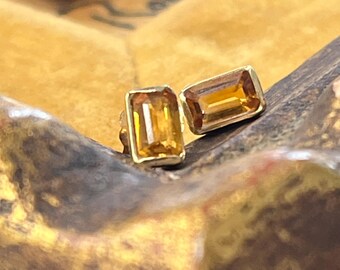14k Yellow Gold Small Retangle Citrine Solitaire Earring