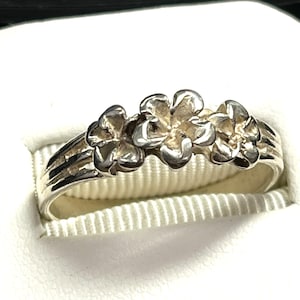 Sterling Silver Ladies Three Flower Statement Fashion Ring