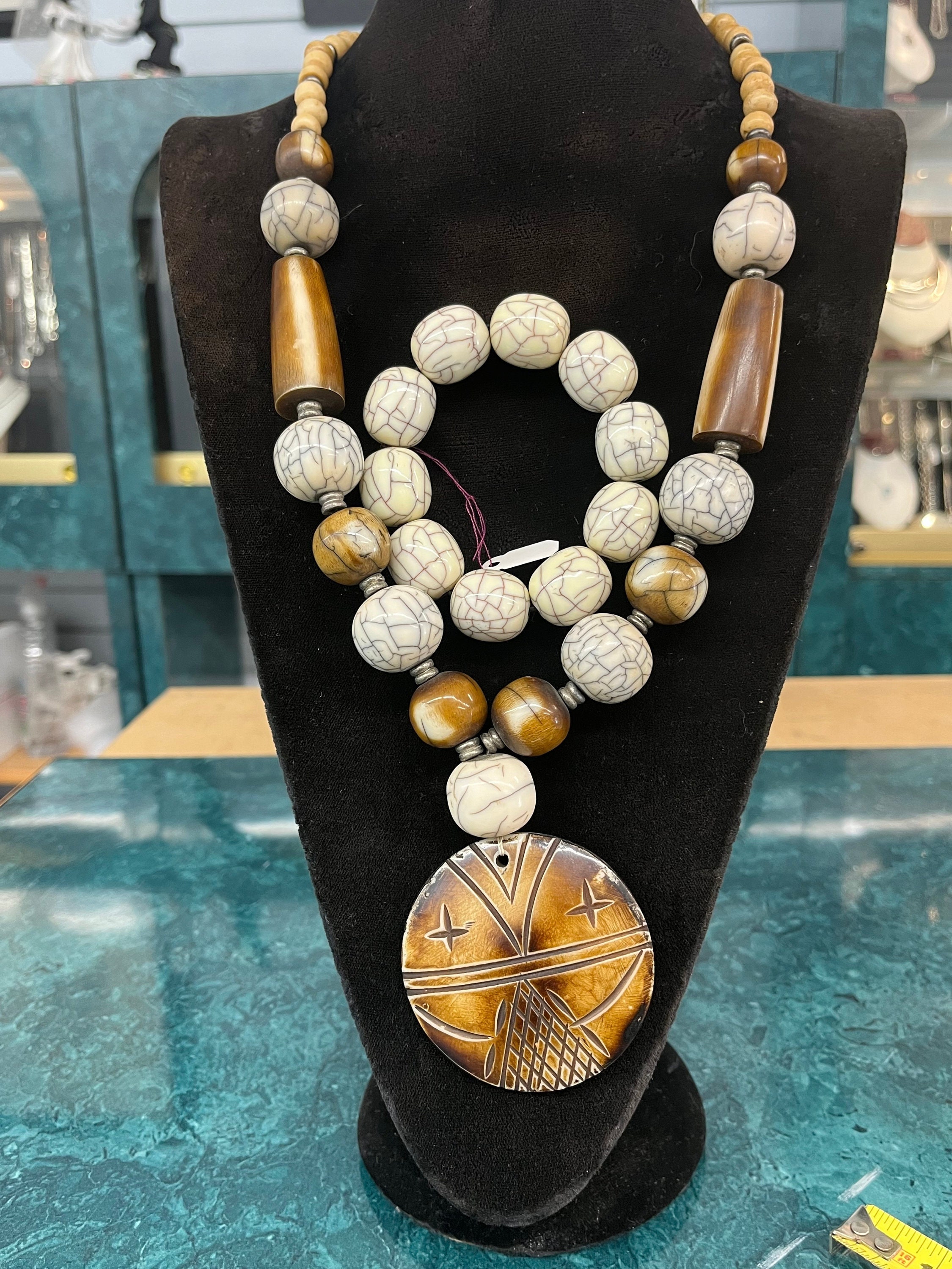 Colgante grande vintage de madera tallada con piedras ovaladas de color crema y collar llamativo de cuentas de madera para mujer...