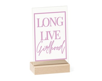 Long Live Girlhood アクリルサイン 木製スタンド付き | アクリルアート | 女の子の保育園の装飾 | 女の子のフード | 保育園の棚の装飾 | プレイルームの装飾