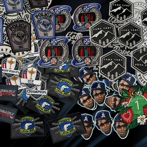 Könnte beinhalten: Eine Sammlung von gestickten Aufnähern mit verschiedenen Designs. Einige Aufnäher zeigen Texte wie "POLICE SC", "CAMP CARD" und "NEW YEARS 2023". Andere zeigen Bilder von Bergen, einem Totenkopf und einem Skifahrer. Die Aufnäher sind in verschiedenen Formen und Größen.