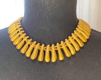 Colar vintage Anne Klein estilo anos 80, dourado, estilo brutalista, com etiqueta original.