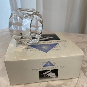 Peut inclure: Ensemble de trois tasses en céramique avec une finition mate et mouchetée. Les tasses sont de couleur crème, gris clair et gris foncé. Chaque tasse a un design simple et minimaliste, idéal pour le café ou le thé.