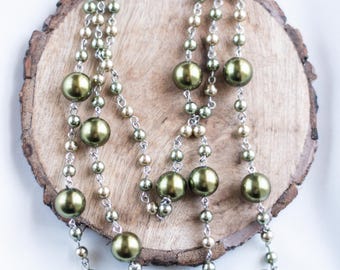 Collar vintage de varias hebras con perlas sintéticas de color verde oliva.