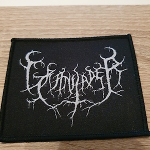 Könnte beinhalten: Schwarzer gestickter Patch mit einem weißen Logo der Band "Gorgoroth" in einer gotischen Schrift.